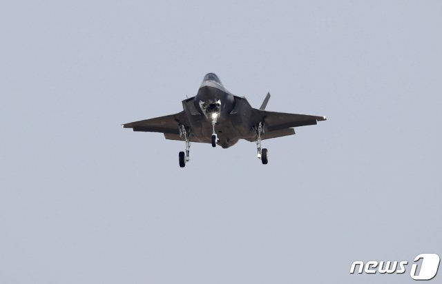 대한민국 공군의 첫 스텔스 전투기인 F-35A 2대가 29일 오후 충북 청주시 청원구 17전투 비행단으로 착륙하고 있다. F-35A는 전력화 과정을 거쳐 4~5월 실전에 배치될 예정이다. 2019.3.29/뉴스1