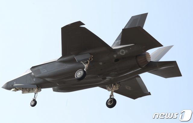 대한민국 공군의 첫 스텔스 전투기인 F-35A 2대가 29일 오후 충북 청주시 청원구 17전투 비행단으로 착륙하고 있다. F-35A는 전력화 과정을 거쳐 4~5월 실전에 배치될 예정이다. 2019.3.29/뉴스1