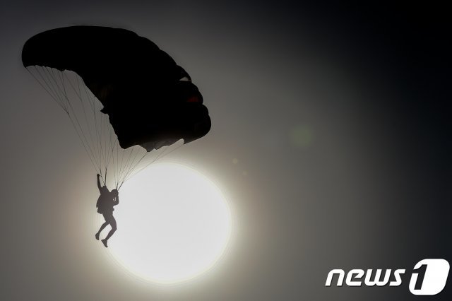 14일 오전 경기도 하남시 미사리 일대에서 열린 제40회 특수전사령관배 고공강하 경연대회에서 참가자들이 하늘에서 낙하산을 펼치고 기량을 뽐내고 있다. (사진은 기사내용과 무관.) 2017.11.14/뉴스1 © News1