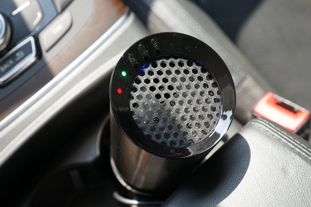 버튼과 LED 등을 배치해 간단한 조작 및 상태 확인을 지원한다, 출처: IT동아