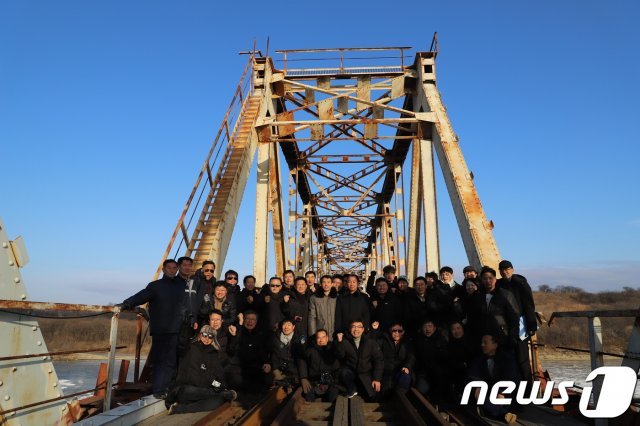 지난해 12월 15일 남북 철도공동조사단이 북한 두만강 철교에서 조사를 마치고 기념촬영을 하고 있다. (통일부 제공) 2018.12.18/뉴스1