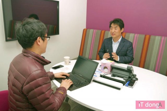 인터뷰 중인 스퀘어네트의 장형문 대표, 출처: IT동아