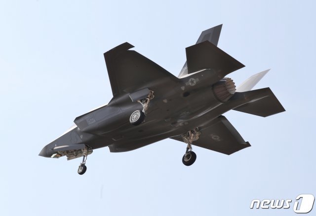 대한민국 공군의 첫 스텔스 전투기인 F-35A 2대가 29일 오후 충북 청주시 청원구 17전투 비행단으로 착륙하고 있다. F-35A는 전력화 과정을 거쳐 4~5월 실전에 배치될 예정이다. 2019.3.29/뉴스1 © News1