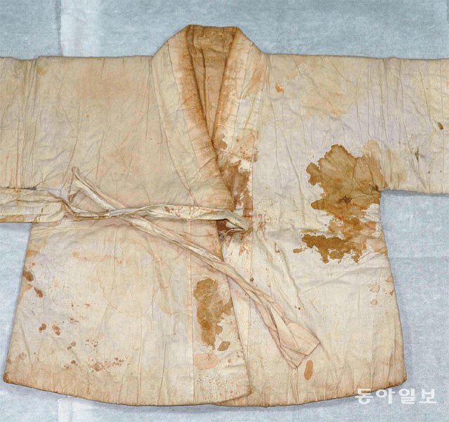 2009년 동아일보에 공개된 문용기 선생의 저고리. 왼쪽 가슴 부분에 일본 헌병의 칼에 찔려 생긴 구멍과 핏자국이 선명하다. 진품은 현재 독립기념관 수장고에 보관돼 있다. 동아일보DB