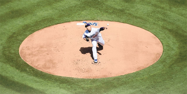 LA 다저스의 ‘괴물 투수’ 류현진이 29일 미국 로스앤젤레스 다저스타디움에서 열린 애리조나와의 2019 메이저리그 개막전에 
선발로 등판해 힘차게 볼을 뿌리고 있다. 류현진은 이날 6이닝 동안 삼진 8개를 솎아내며 4안타(1홈런 포함) 1실점으로 호투해 
팀의 12-5 대승을 이끌었다. 류현진은 2001년 박찬호(당시 다저스)에 이어 18년 만에 한국인 빅리거로서 메이저리그 개막전 
승리 투수가 됐다. 사진 출처 LA 다저스 홈페이지