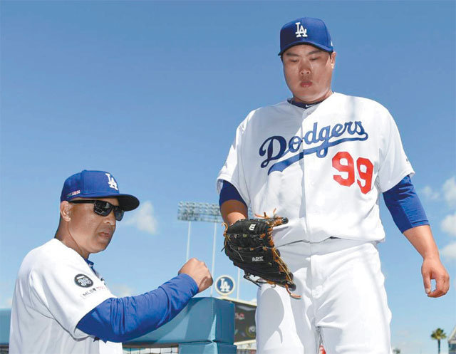 감독도 ‘엄지 척’… “류, 심장박동 일정했다” 류현진(오른쪽)이 투구를 마친 뒤 데이브 로버츠 다저스 감독이 지켜보는 가운데 더그아웃으로 들어오고 있다. 사진 출처 LA 다저스 홈페이지