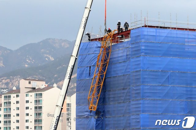 30일 오후 서울 은평구 서부경찰서 신축공사장에서 작업 중이던 타워크레인이 강풍에 꺾여 건물 위로 쓰러져 사고 수습작업이 이뤄지고 있다. 소방당국에 따르면 이날 사고로 인명 피해나 신축 공사 중인 건물에 대한 파손도 없는 것으로 파악됐다. 2019.3.30/뉴스1 © News1
