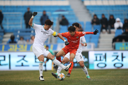 강원 정석화(오른쪽). 사진제공｜한국프로축구연맹