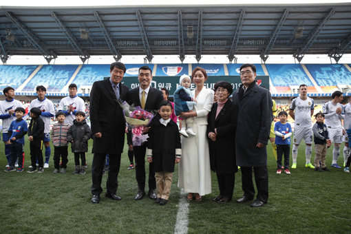 수원 조원희(왼쪽 두 번째) 은퇴식. 사진제공｜한국프로축구연맹