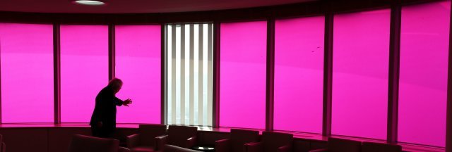 세계적인 개념주의 미술가 다니엘 뷔렌이 동아미디어센터 20층 접견실을 찾아 자신의 작품을 둘러보고 있다.