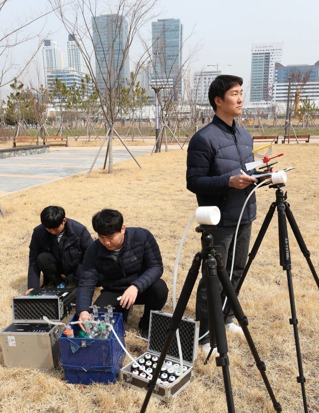 28일 환경공단 직원들이 인천 송도 글로벌파크에서 악취를 추적하고있다.