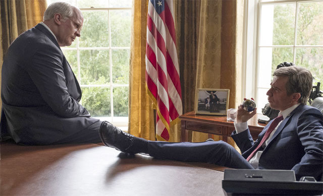 영화 ‘바이스’에서 전 미국 대통령 조지 W 부시(오른쪽)는 실세 부통령 딕 체니에게 밀려 백악관의 허수아비처럼 그려진다. 콘텐츠판다 제공