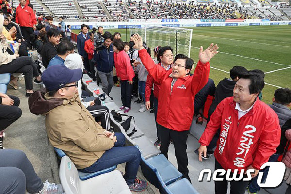 황교안 자유한국당 대표가 지난 30일 프로축구 경남FC의 경기가 열린 창원 축구센터 안에서 4·3 창원성산 재보궐 선거 운동을 해 논란이 일고 있다. (자유한국당 홈페이지)2019.3.31/뉴스1