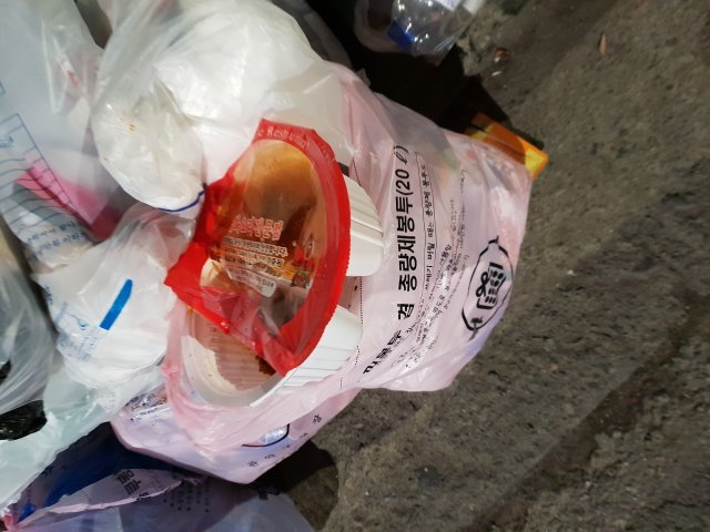 지난달 31일 서울 관악구의 한 원룸 앞에 먹다 남긴 배달음식이 음식물 쓰레기봉투가
 아닌 일반 쓰레기봉투에 담긴 채 버려져 있다. 김민찬기자 goeasy@donga.com