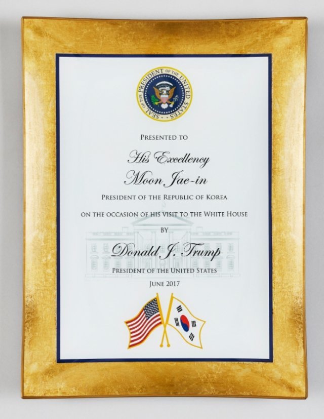 2017년 6월 방미 때 도널드 트럼프 미국 대통령이 증정한 백악관 방문 기념패. 청와대 사진기자단.