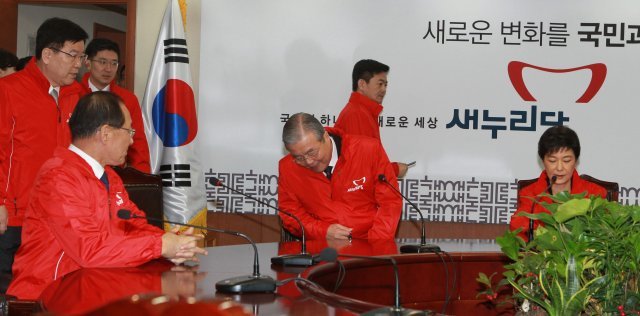 새누리당 비대위원과 공천위원장 등이 2012년 3월 15일 오전 여의도 당사에서 열린 비대위회의에 당 홍보국에서 제작한 빨간색 점퍼를 입고 입장하고 있다./ 김동주 기자