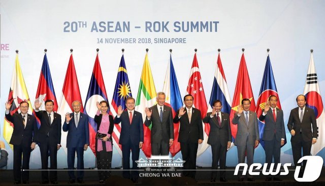 문재인 대통령이 싱가포르 선텍(SUNTEC) 컨벤션센터에서 열린 제20차 한·아세안 정상회의에서 기념 촬영을 하고 있다. (청와대 페이스북) 2018.11.14/뉴스1