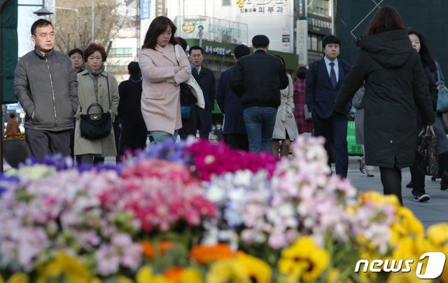 꽃샘추위가 찾아온 1일 오전 서울 세종대로사거리 횡단보도에서 움츠러든 시민들이 발걸음을 재촉하고 있다. © News1