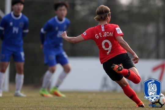 윤덕여 감독이 이끄는 여자축구대표팀이 프랑스 여자 월드컵을 앞두고 담금질을 실시하고 있다. 축구로 경쟁력을 입증하겠다는 각오다. (대한축구협회 제공)