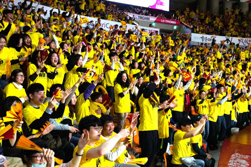 3월 24일 창원 실내체육관을 가득 메운 관중들. 창원 LG와 부산 KT의 낙동강 더비는 ‘팬들은 재밌는 경기를 외면하지 않는다’는 평범한 진리를 다시 한번 입증했다. 사진제공｜KBL