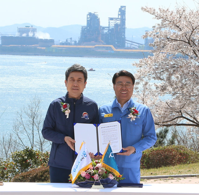 최정우 포스코 회장(오른쪽)과 이강덕 포항시장이 1일 경북 포항시 환호공원에서 환호공원 명소화를 위한 업무협약서에 서명했다. 포스코 제공