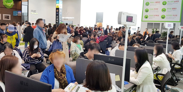 이달 서울 등 인기 지역에서 분양 아파트가 쏟아져 수요자들의 관심을 끌고 있다. 지난달 29일 서울 중랑구에서 문을 연 한 아파트 본보기집에서 예비 청약자들이 상담을 받고 있다. 금강주택 제공