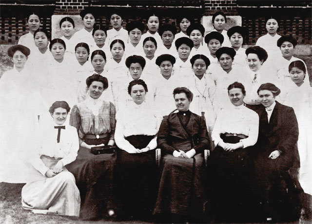 1912년 이화학당 중학과와 대학과 학생들이 외국인 교사들과 함께 기념사진을 찍었다. 지난달 15일 이화여대는 3·1운동 100주년을 맞아 ‘3·1운동, 여성 그리고 이화’ 학술대회를 열었다. 이화여대 제공