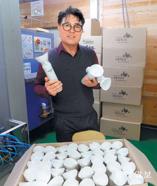 지난달 28일 경남 통영 나폴리농원에서 길덕환 대표가 식약처의 규제로 팔 수 없게 된 ‘피톤치드 공기 캔’을 들고 개발 과정을 설명하고 있다. 통영=박경모 기자 momo@donga.com