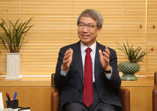 정운찬 한국야구위원회 총재는 1일 동아일보와 단독 인터뷰에서 “프로야구는 우리사회에서 힐링(치유)의 역할을 해야 한다”며 “이를 위해 프로야구 수준의 질적 성장과 클린 베이스볼 확립을 위해 노력하겠다”고 말했다. 김동주 기자 zoo@donga.com