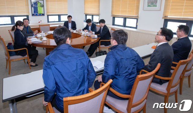 조기호 경남FC 대표(오른쪽 두번째)가 2일 서울 종로구 신문로 축구회관에서 열린 경남FC 징계 논의를 위한 프로축구연맹 상벌위원회에 출석해 자리하고 있다.  2019.4.2/뉴스1 © News1