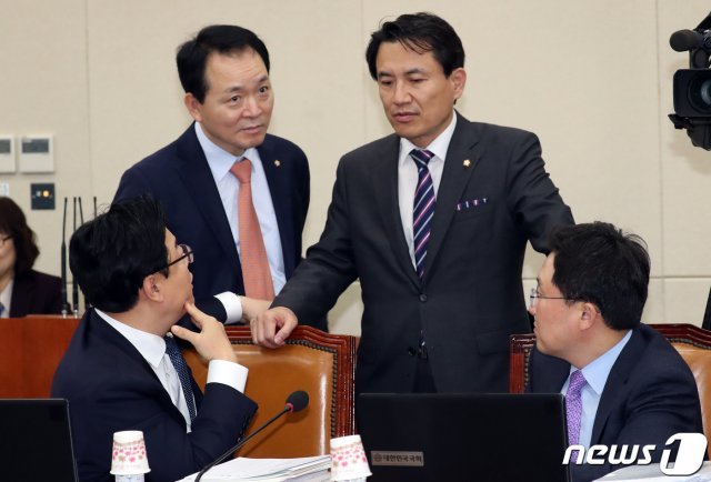 정무위원회 소속 자유한국당 의원들 © News1