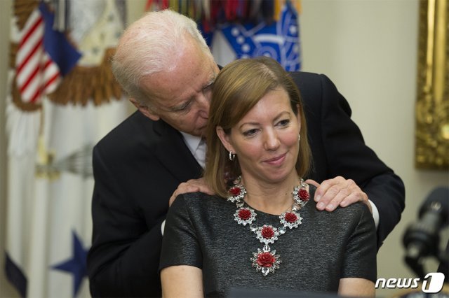 조 바이든 전 미국 부통령이 카터 부인에게 격려와 안도의 말을 해주고 있다.  © 뉴스1