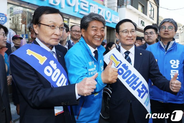 이해찬 더불어민주당 대표(왼쪽부터),양문석 통영·고성 보궐선거 후보, 홍영표 원내대표가 2일 오후 경남 통영시 중앙동의 한 거리에서 지지호소를 하고 있다. © News1