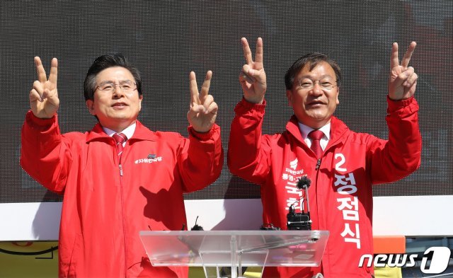 황교안 자유한국당 대표와 정점식 통영·고성 보궐선거 후보가 2일 오전 경남 통영시 중앙시장 충무데파트 앞에서 선거유세를 하고 있다. © News1