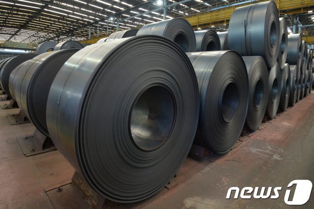 포스코 포항제철소 제품 창고에 수출을 앞둔 열연 제품들이 쌓여있는 모습. 뉴스1DB