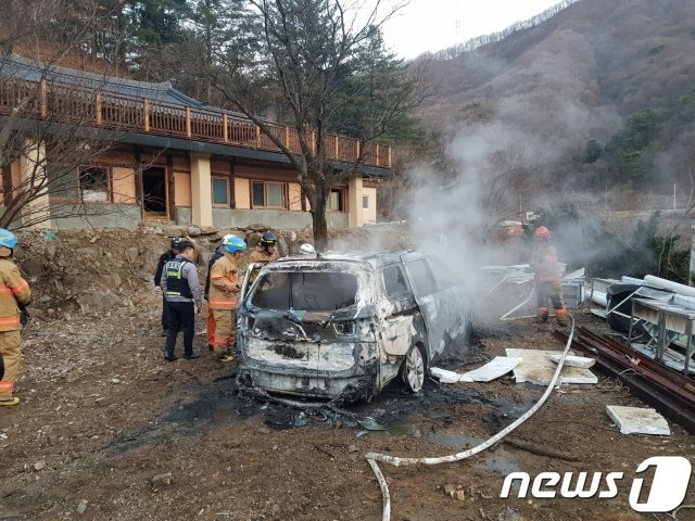 2일 오전 5시22분께 동두천시 광암동의 야산에 주차된 차량에서 불이 나 3명이 숨지고 2명이 부상을 당했다. © 뉴스1