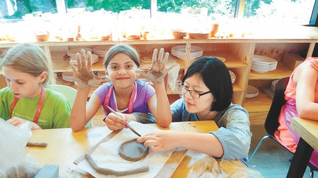 강화도 외포리선착장 인근에 들어선 로이문화예술실용전문학교 제3캠퍼스인 강화식문화예술단지에서 외국인 학생들이 점토로 그릇을 만들어 보고 있다. 인천 로이문화예술실용전문학교 제공