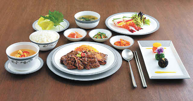 2017년 싱가포르항공은 ‘정식당’으로 유명한 한국의 미슐랭 2스타 셰프인 임정식 셰프와 협업을 해 ‘한식’을 주제로 특별 기내식을 제공하기도 했다.