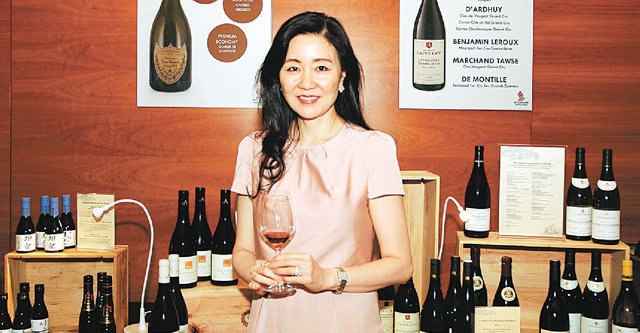한국계 미국인이자 아시아 최초의 와인마스터 지니 조 리 씨가 싱가포르항공이 새롭게 선보이는 버건디 라벨(부르고뉴) 와인을 들고 서 있다.