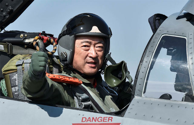 2일 경기 수원시 제10전투비행단을 찾아 ‘마지막 비행’에 나선 이왕근 공군참모총장이 F-4E 전투기에 탑승해 엄지를 치켜세우고 있다. 공군 제공