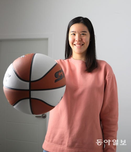 2018∼2019 여자프로농구 정규리그와 챔피언결정전 최우수선수(MVP)를 석권한 KB스타즈 박지수는 짧은 휴식을 취한 뒤 이달 말 미국여자프로농구(WNBA)에 복귀한다. ‘도전자 모드’로 돌아가겠다고 다짐한 박지수는 “정상이라고 생각하면 잃을 게 많아 두렵다. 다시 첫 우승에 도전한다고 생각하고 낮은 자세로 돌아가겠다”고 말했다. 송은석 기자 silverstone@donga.com