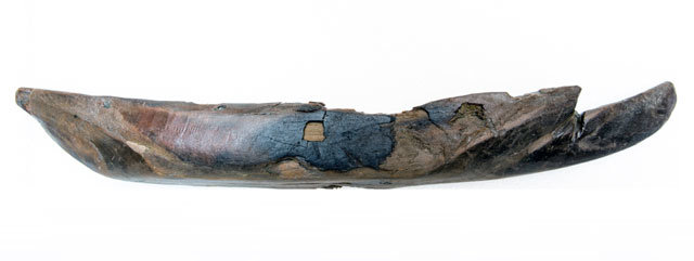 경주 월성 해자에서 최근 출토된 배 모양의 미니어처(모형). 4세기 중반∼5세기 초반에 제작한 모형으로, 나무로 만들어진 배 외부에 불에 탄 흔적이 남아 있어 불과 관련된 의례에 사용한 것으로 추정하고 있다. 문화재청 제공