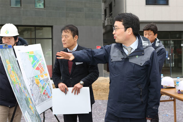 이헌욱 경기도시공사 사장(오른쪽)이 남양주 다산신도시 공사현장에서 근로자 안전에 최선을 다하라는 당부를 하고 있다. 경기도시공사 제공