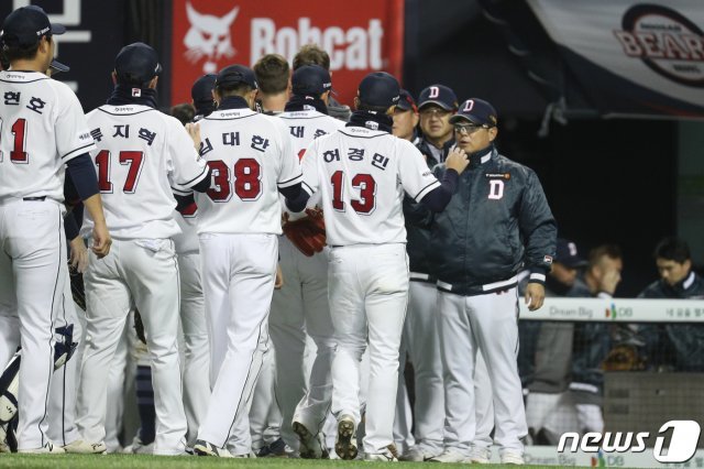 2일 오후 서울 송파구 잠실야구장에서 열린 프로야구 2019 KBO 리그 KT위즈와 두산 베어스 경기, 9-0 으로 KT에 승리한 두산 선수들이 승리를 자축하고 있다. 2019.4.2/뉴스1 © News1