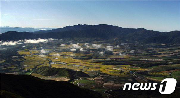 ‘북부산림청 조망점(Vista Point) 10곳’ 중 양구군 해안면 만대리 산58에 위치한 DMZ펀치볼전망대(북부산림청 제공) © News1