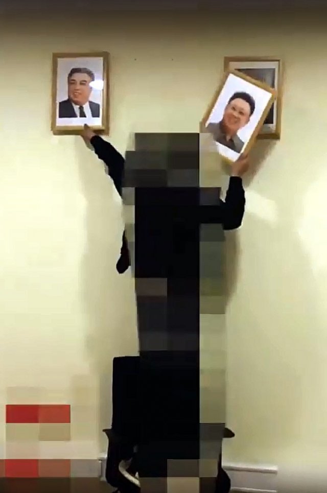 자유조선은 지난달 20일 한 남성이 김일성, 김정일 초상화를 벽에서 떼어내 바닥에 내팽개치는 내용의 동영상을 공개했다. 자유조선 홈페이지 동영상 캡처