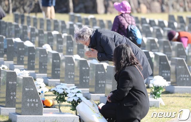 제주 4·3 71주년 추념일인 3일 제주시 봉개동 4·3평화공원에서 유족들이 행방불명 표지석에서 희생자의 넋을 기리고 있다.2019.4.3/뉴스1 © News1