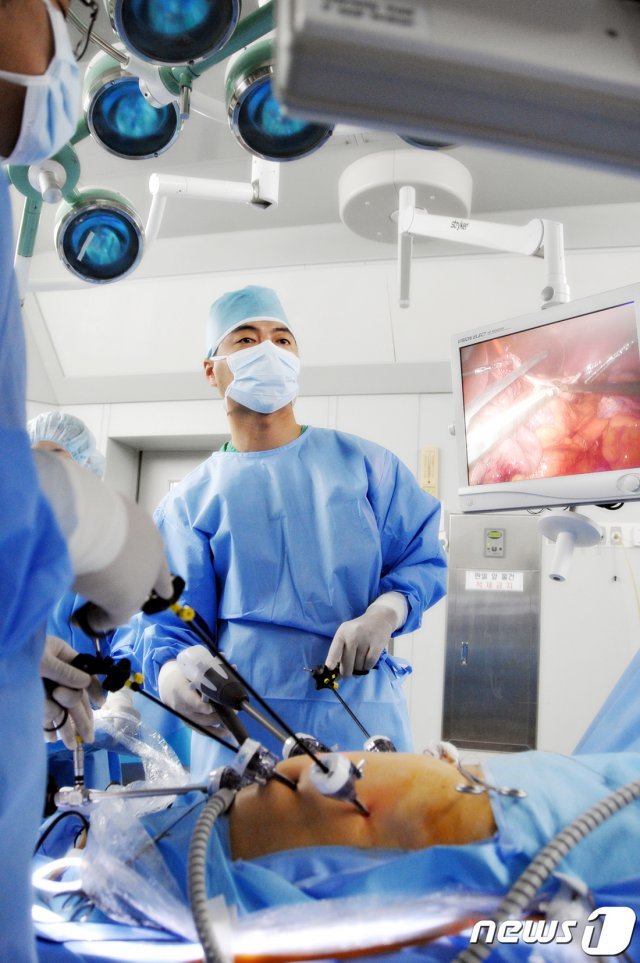 화순전남대병원 의료진이 암 수술을 하고 있다.(화순전남대병원 제공)2019.3.19/뉴스1 © News1