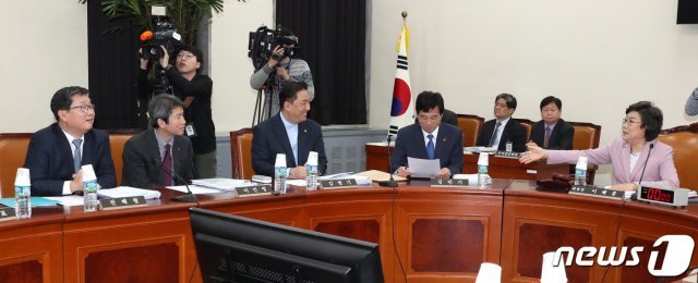 이혜훈 정보위원회 위원장이(오른쪽) 3일 국회에서 열린 정보위원회 전체회의에서 의원들과 이야기하고 있다. 2019.4.3/뉴스1 © News1