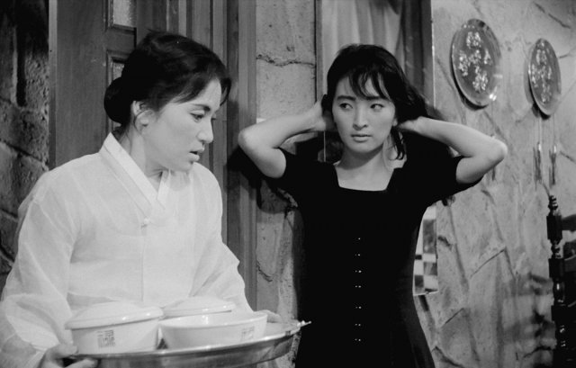 1960년 영화 ‘하녀’의 한 장면. 사진제공｜한국문예영화사